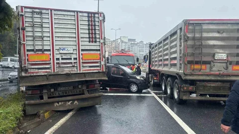 Zonguldak'ta Tır, 3 Araca Çarptı