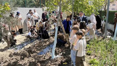 İlkokul Öğrencileri Çilek Fidesi Dikti