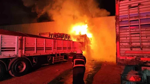 Şanlıurfa'da Tır Garajında Yangın Çıktı