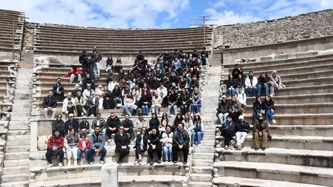 İzmir'de Üniversite Öğrencilerine Kültür Gezisi