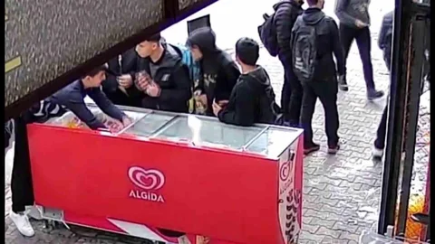 Adana’da Öğrenciler Dondurma Çaldı