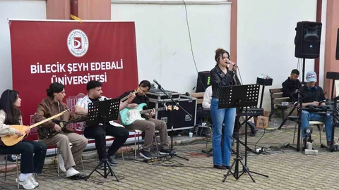 Bilecik'te Öğrenciler Konserle Eğlendi