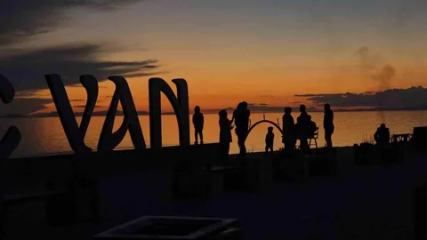Van Gölü'nde Eşsiz Gün Batımı Manzarası