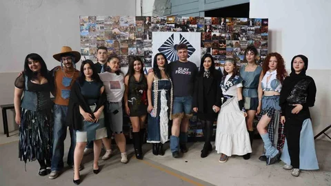 Eski Kıyafetlerle Moda Defilesi