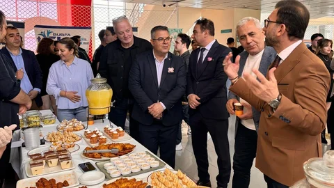 Burhaniye'de Bahar Şenliği Coşkusu