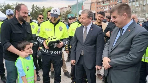 Kırıkkale'de Motosiklet Sürücülerine Kask Dağıtımı
