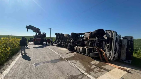 Tekirdağ'da Tır Devrildi, Sürücü Yaralandı
