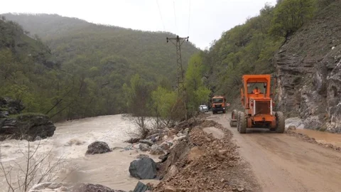 Tunceli'de Taşkın Sonrası Yol Açıldı