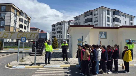 Kars'ta Öğrencilere Trafik Eğitimi Verildi