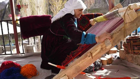 Şırnak'ta Seccade Üretimi Devam Ediyor