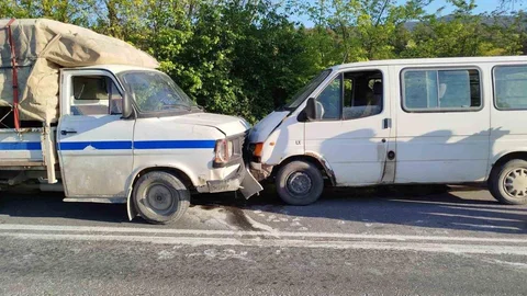 İki Araç Kafa Kafaya Çarpıştı