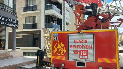 Elazığ'da Sıkışan Güvercin Kurtarıldı