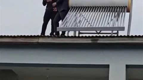Tunceli'de Çatı Üzerinde İlginç Anlar