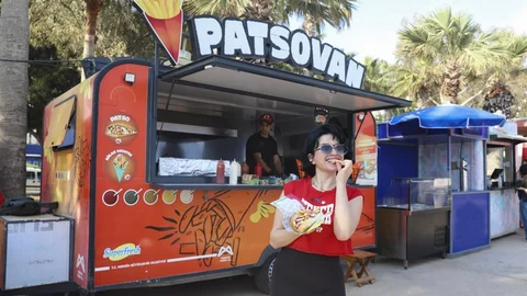 Mersin Sahilinde Lezzet Dolu Gastrokaravanlar