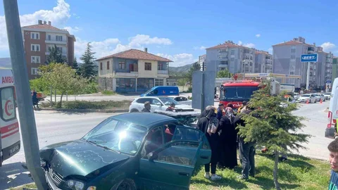 Çorum'da Otomobil ve Cip Çarpıştı