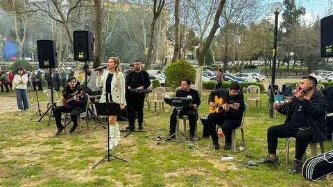 Efeler'de Anneler Günü Şenliği