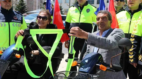 Engellilere Özel Reflektörlü Yelekler Sivas'ta Dağıtıldı
