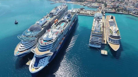 Kuşadası'na 10 Bin 800 Turist Geldi