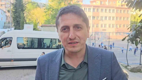 Zonguldak'ta Viral Olay: Okul Müdürü Barış Manço'ya Benzeyen Sesiyle Dikkat Çekti