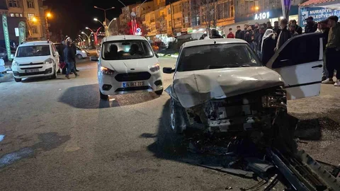 Muradiye'de 3 Araç Çarpıştı