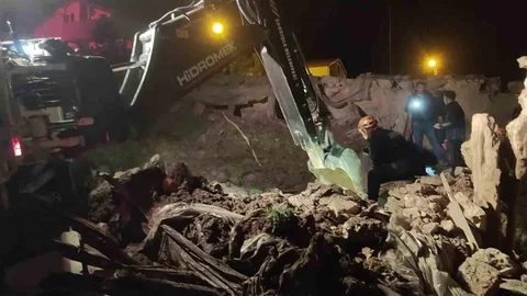 Sivas'ta Ağılda Çatı Çökmesi