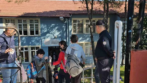 Zonguldak'ta Polis Öğrencilerle Eğlendi