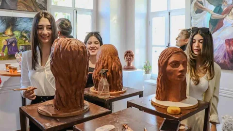 Lise Öğrencilerinin Sanat Sergisi Açıldı