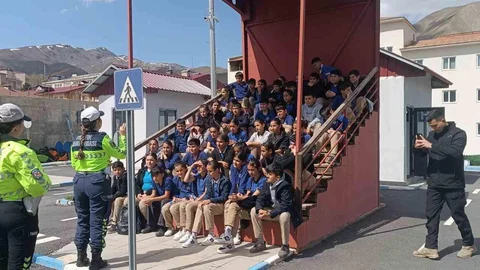 Hakkari'de Çocuklara Trafik Eğitimi Verildi