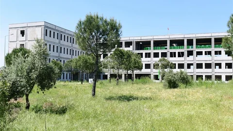 Salihli'de Yeni MYO Binası Yükseliyor