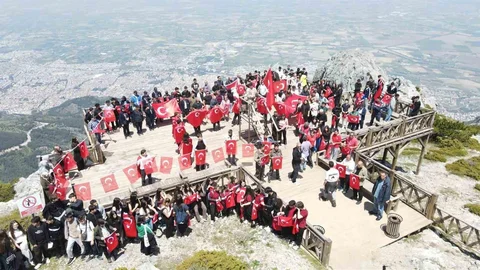 Gençler Manisa Spil Dağı'nda Bayrak Açtı