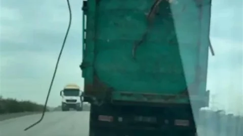 İzmir'de Kamyondan Sarkan Hurda Parçaları Tehlike Yaratıyor
