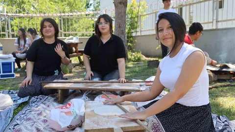 Kozan'da Öğrenciler Bahar Şenliğinde Eğlendi