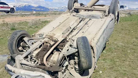 Çaldıran'da Takla Atan Otomobilde Yaralılar Var