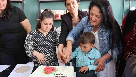 Özel Çocuklar Anneleriyle Sanat Yaratıyor