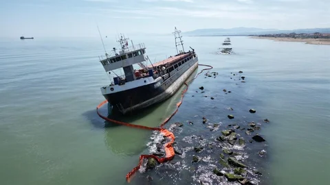 Karasu'da Karaya Oturan Gemide Sızıntı Riski