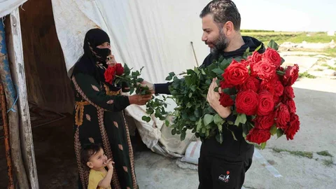 Adana'da Anneler Günü Gülleri Dağıtıldı