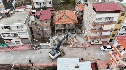 Samsun'da Metruk Binalar Yıkılıyor