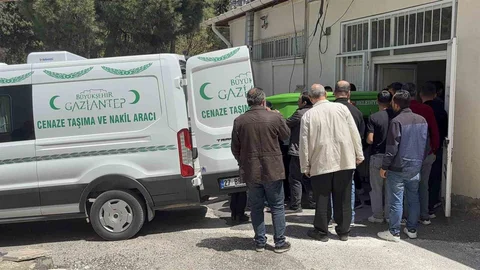 Genç Bıçaklanarak Hayatını Kaybetti