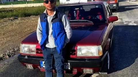 İzmir'de Otomobil Takla Attı