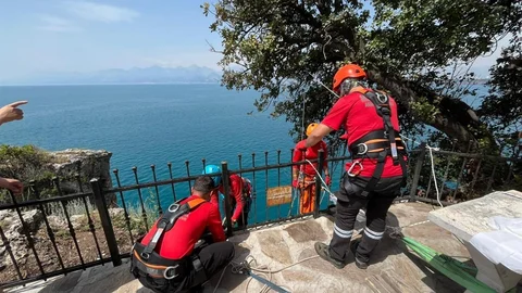 Antalya'da Falezlerde Temizlik Çalışması
