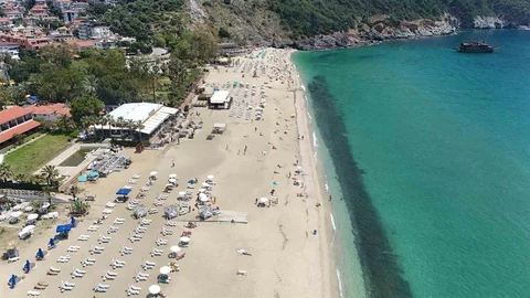 Alanya'da Haftasonu Plaj Yoğunluğu