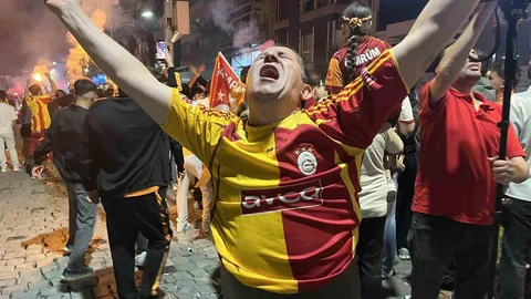 Galatasaray Şampiyonluğunu İzmir'de Kutladı