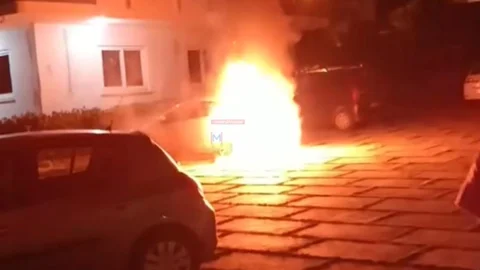 Menteş Mahallesi’nde Park Halindeki Araç Alevlere Teslim Oldu