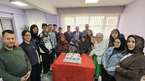 Kütahya'da Öğrencilerden Huzurevi Ziyareti