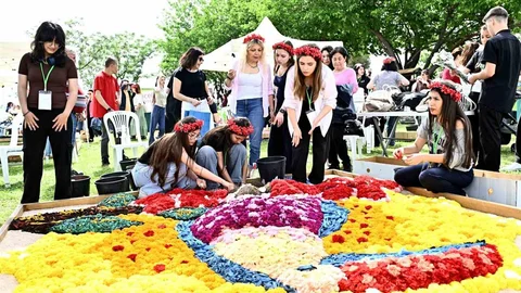 Antalya’da 130 Bin Çiçekle Renkli Yarışma