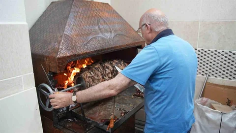 Anneler Günü'nde 100 Kilo Cağ Kebap İkramı