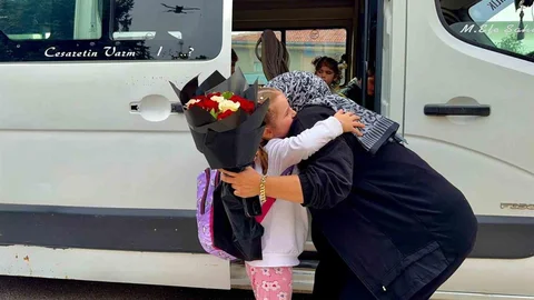 Kendisine Emanet Edilen Çocuklara Şefkatle Yaklaşıyor