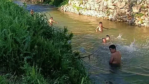 Araban'da Akan Dereler Çocukları Sevindiriyor