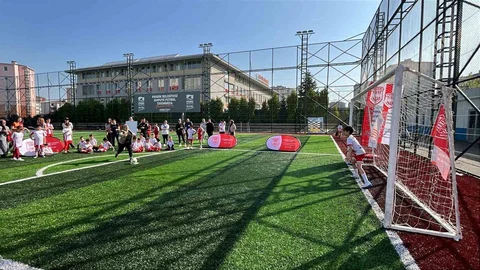 Anneler Günü'nde Eğlenceli Penaltı Atışı