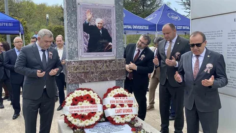 İzzet Baysal Mezarı Başında Anıldı